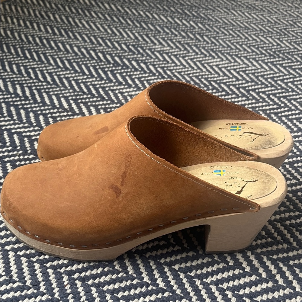Lotta Swedish Women’s Tan Suede Clog Heels
